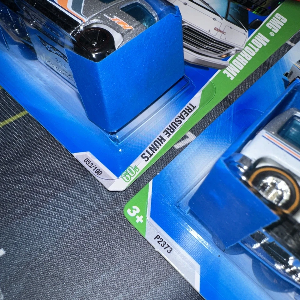 Autocaravana Hot Wheels GMC Super Treasure Hunt 2009 y la principal a la súper. Foto 3 de 4