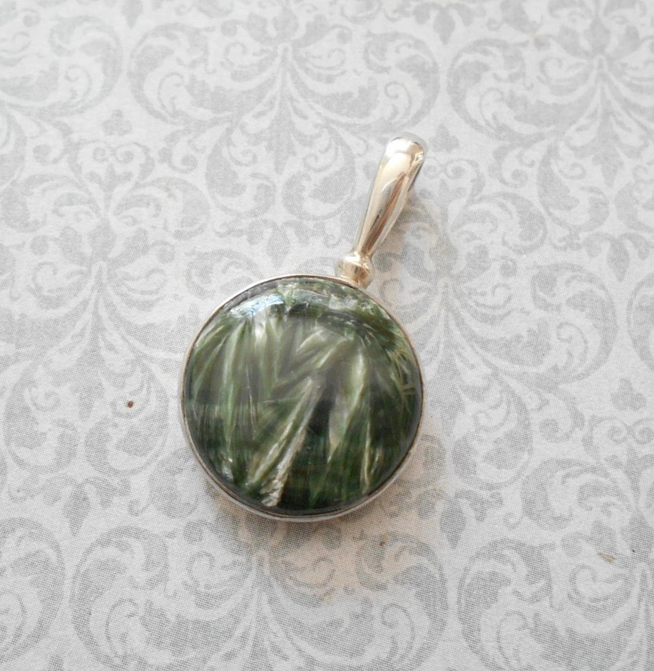 Colgante pequeño de serafinita redondo de plata de ley Sajen RE3088 Foto 3 de 4