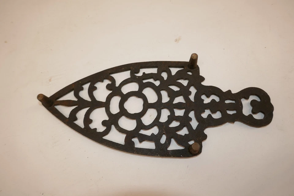 Antiguo remache de hierro fundido con patas pequeñas de colección para hierro triste Foto 2 de 4