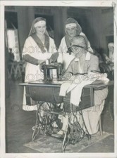1932 Press Photo Lou Hoover Sews on Vintage Sewing Machine Red Cross Nurses