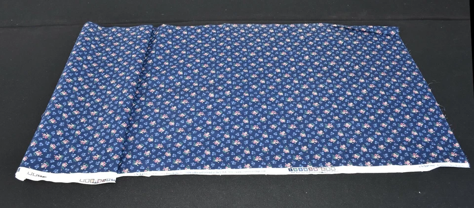 Tela de algodón VIP Cranston Print Works azul marino con flores púrpuras 44" x 2 yardas 16" Foto 2 de 4