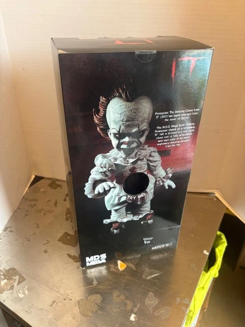 Muñeca Mezco Pennywise Aprox 15" Mega Escala Figura IT Clown Foto 2 de 2