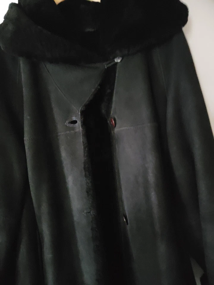 Elegante Abrigo Largo Negro Piel de Oveja Genuina Cálido Tostado Muy Ligero Foto 4 de 4