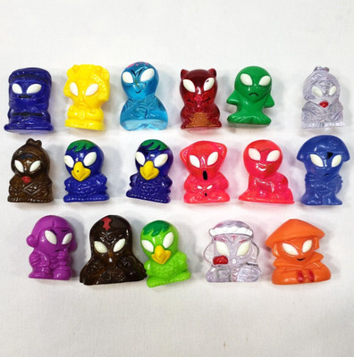 Gogos Crazy Bones Aliens Lot of 17 Vintage Glow In The Dark Glowing Eyes Go Go