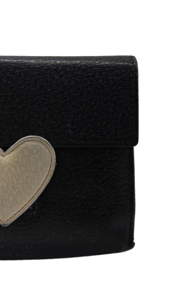 Carteira Moschino Feminina Couro Granulado Tripla Dobra Coração Preta Branca - Imagem 2 de 4