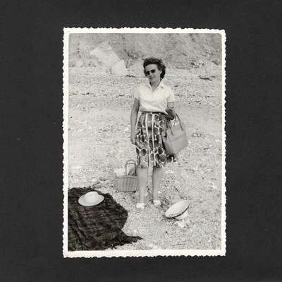 Damen Strand Kieselsteine Dehnung Taschen - Vintage Foto Snapshot ca. 1965