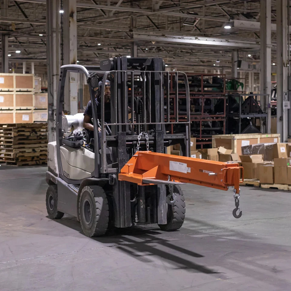 Grúa con pluma de pluma de polipasto ajustable montada en horquilla Titan Attachments, telescopio manual Foto 3 de 4