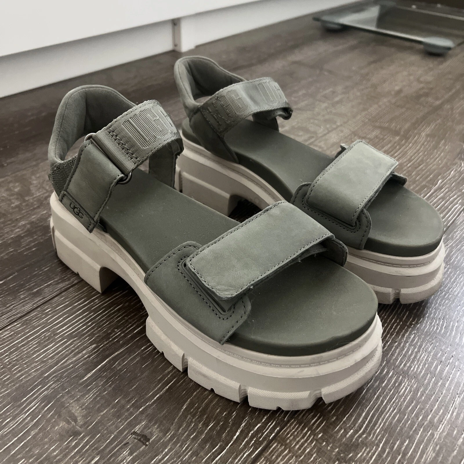 Sandali Ugg Ashton verdi plateau scamosciati taglia 8