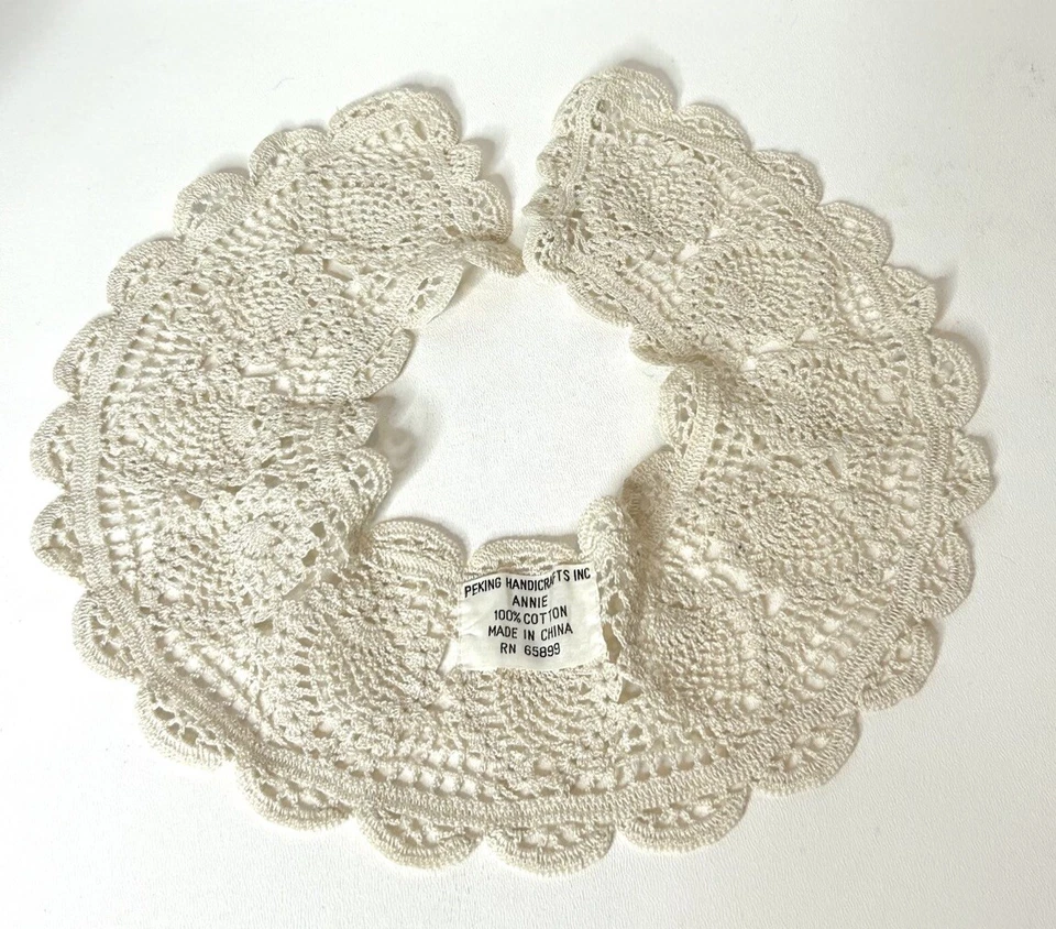 De colección Peking Handicrafts Inc. "Annie" 100% Algodón Crochet Encaje Cuello 20” Largo Foto 3 de 4