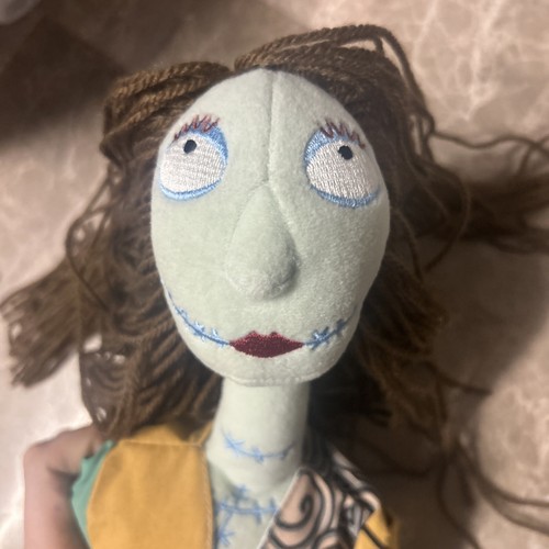 "Pesadilla antes de Navidad Sally 17"" muñeca de trapo pelo castaño peluche Disney TOTALMENTE NUEVO - Imagen 6 de 13
