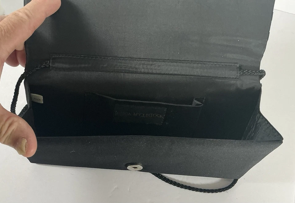 Bolso sin asas de esmoquin plisado satinado negro Jessica McClintock con solapa con correa Foto 4 de 4