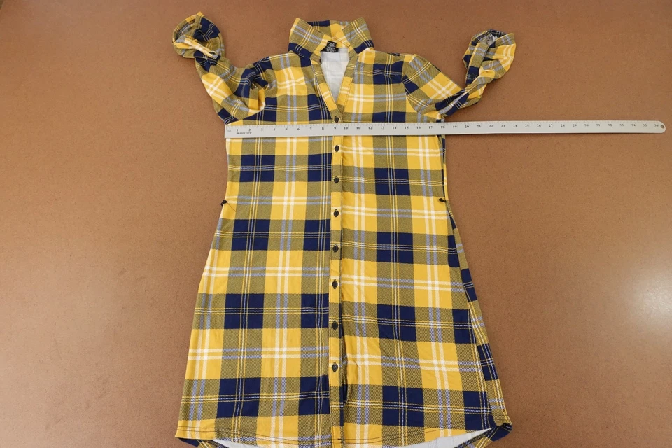 Vestido camisa Rue21 feminino tamanho médio amarelo marinho xadrez manga aba rolo gola V - Imagem 4 de 4