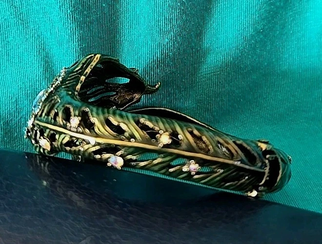 Brazalete abrazadera de pavo real pulido al aceite Betsey Johnson 6,7" cristal helado Critters 2 Foto 2 de 4