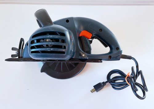 BLACK & DECKER WOOD HAWK 6.5" Corded Circular Saw C2020 W/ Case Tested 120V - Picture 4 of 13
