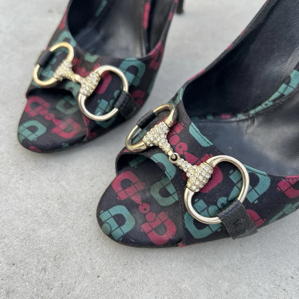 Gucci | Bombas peep toe padrão logotipo GG vintage strass cavalo bit (38,5) - Imagem 3 de 4