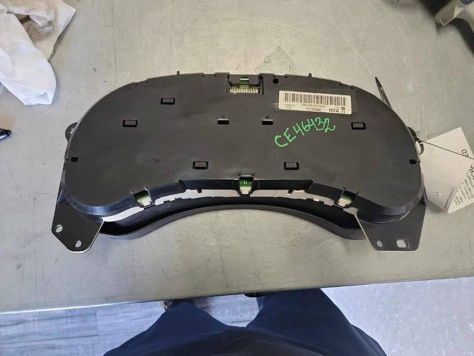 Cadillac Escalade ESV EXT 2003-2005 velocímetro instrumento medidor de racimo de EE. UU. FABRICANTE DE EQUIPOS ORIGINALES Foto 2 de 3