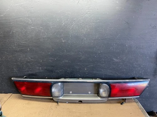 1997 1998 1999 Buick Lesabre Trunk Rear Center Tail Light Panel R5288 DG