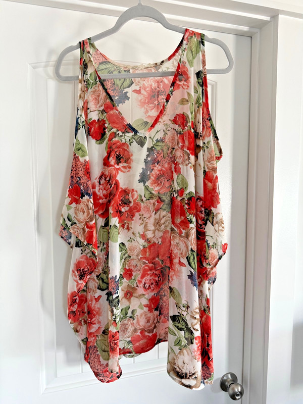 By together floral cold shoulder relaxed fit top L preowned