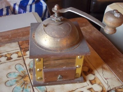 Moulin à café manuel en bois et laiton - Photo 1/4