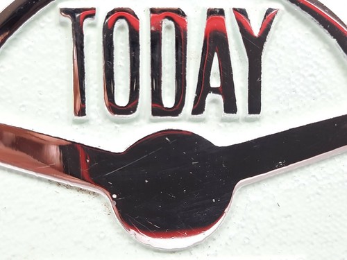 VINTAGE "TODAY STEERING WHEEL LEAGUE" CHROME ENAMEL CAR CLUB BADGE MEMBER M 904 - Picture 2 of 9