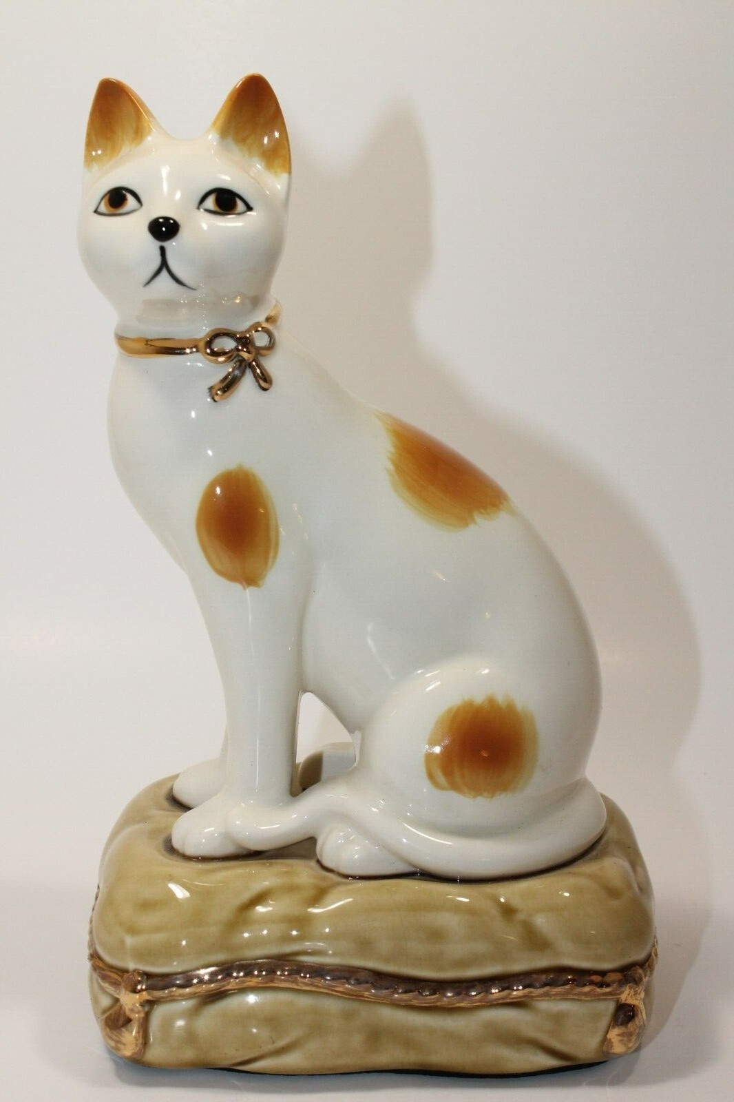 Vtg Staffordshire (Style) Carmel Spotted White Cat on Pillow Figurine 8.5
