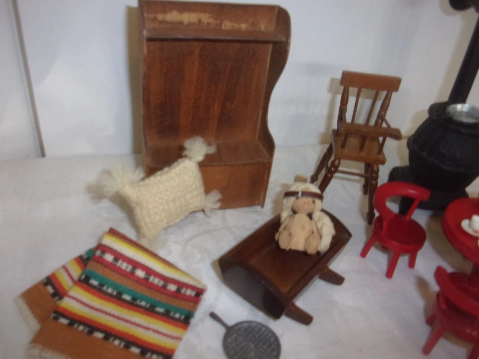 LOTE MUEBLES DE CASA DE MUÑECAS VINTAGE ESTUFA DE LEÑA BEBÉ EN MESA CUNA Y SILLAS ETC Foto 3 de 4