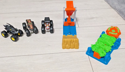 Hot Wheels Monster Trucks Set mit 3 Fahrzeugen und Stunt-Elementen