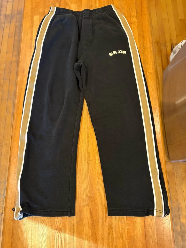 Pantalones deportivos para hombre Sean John. L(16-18). Negro con rayas doradas/blancas. Paso lateral. Foto 4 de 4