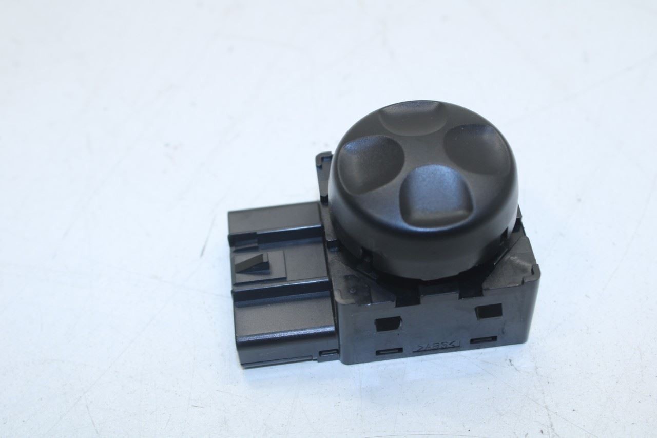 2017-20 Maserati Ghibli Front Right Side Power Seat Adjustment Switch 673000296