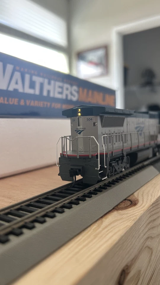 Walthers 910-19560 HO AMTK Phase V P32-8BWH Diesel Locomotive DCC & Sound #504 - Image 3 of 4