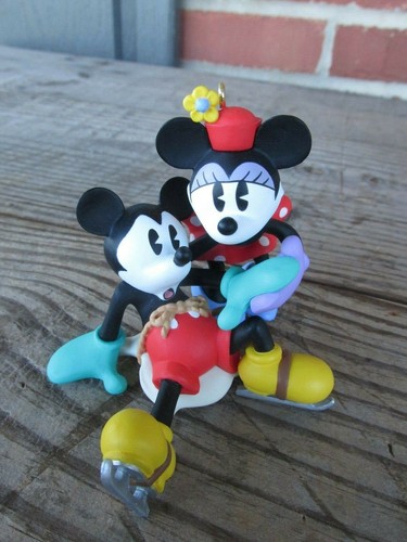 HALLMARK 1997 DISNEY MICKEY AND CO. NUEVO PAR DE PATINES ADORNO DE RECUERDO - Imagen 2 de 4