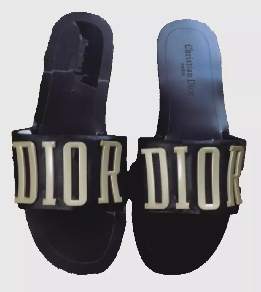 Sandales plates Dior cuir noir métal lettres surélevées logo évolution 8,5