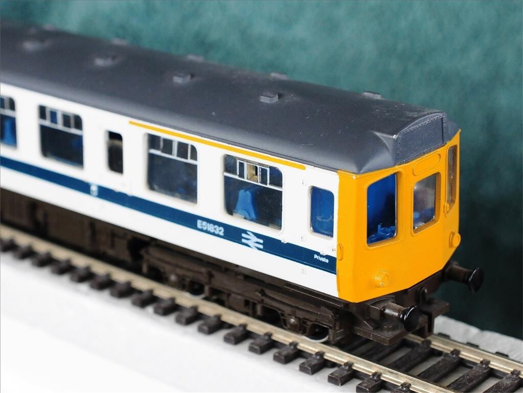 Hornby R698 OO 3 car BR Class 110 Calder Valley DMU White NON