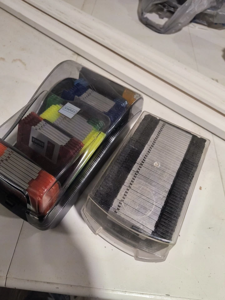 80 discos Sony Staples nuevos de 3,5" de unos 80 con estuche mostrado disco de 1,44 MB con fundas Foto 2 de 4