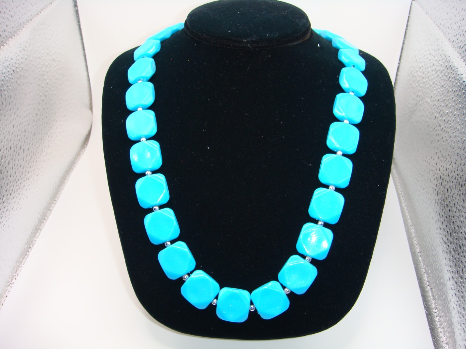 VINTAGE PLASTIC TURQUOISE RECTANGULAR BEAD NECKLA… - image 6