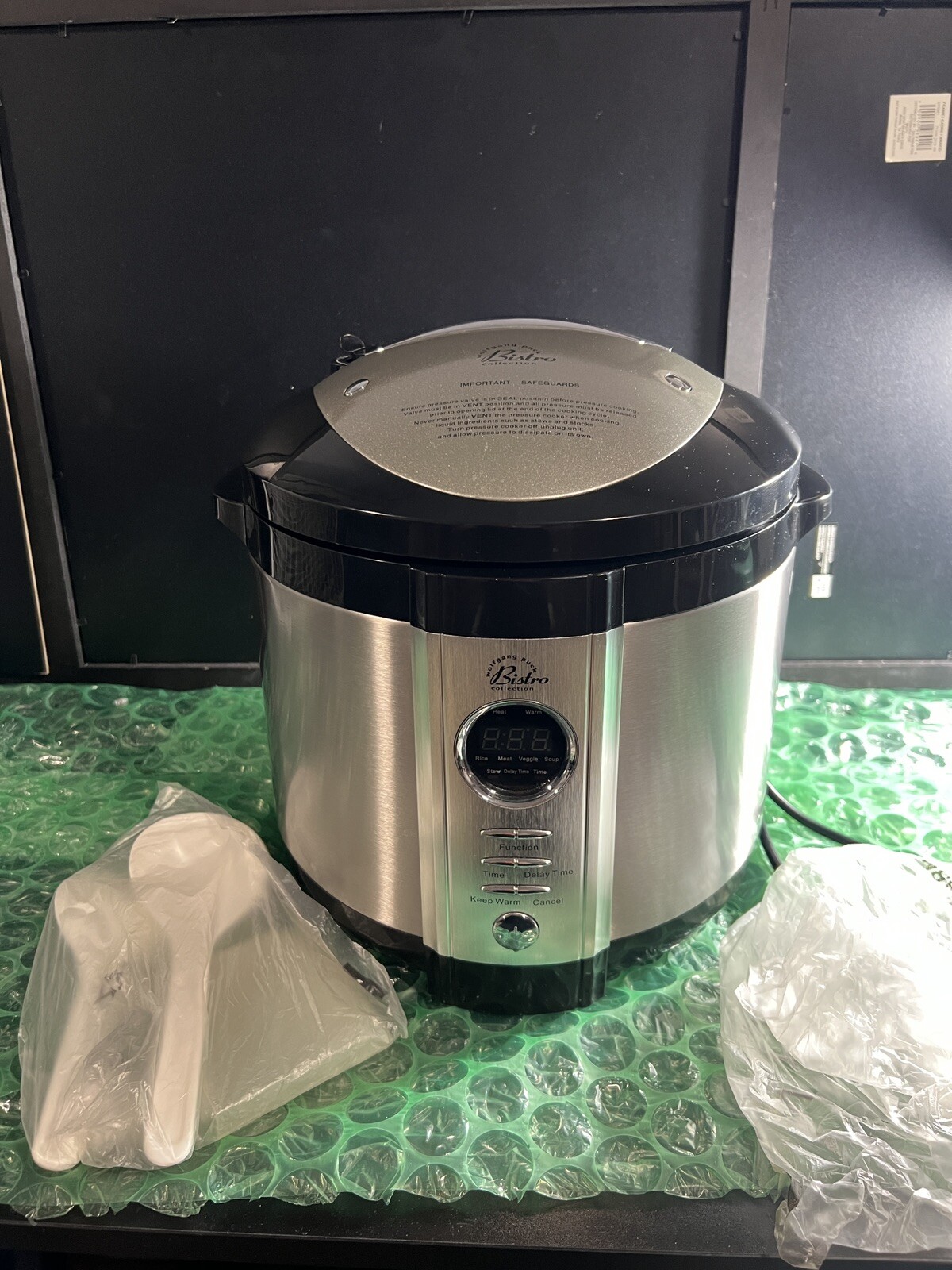 Wolfgang Puck Bistro Pressure Cooker BPCR0020. Works Great. Looks Great.