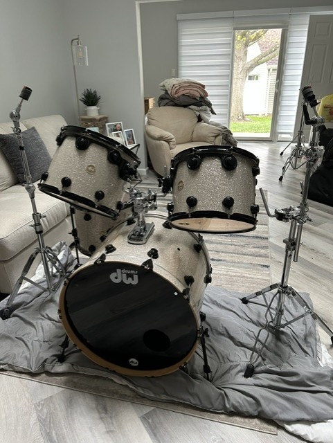 DW 5 pc Collectors Series Drum set. Used, Excellent Condition with Extras!