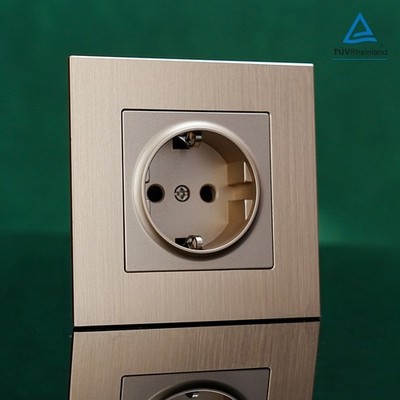 Europäische Norm 16A 250V Steckdose mit gebürstetem Aluminium Panel schwarz