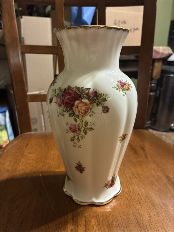 Royal Albert Old Country Roses 9” Vase Bone China England Scallop