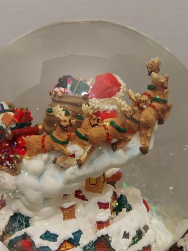 Kirkland Musical Navidad Globo de Agua Base Giratoria con Papá Noel y Ositos de Peluche - Imagen 11 de 18