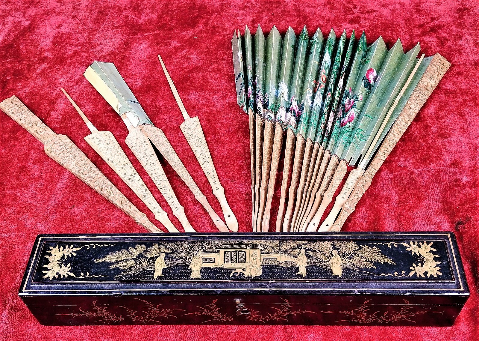 EVANTAIL DE CANTON. BOIS SCULPTÉ. PAPIER PEINT. BOÎTE LAQUÉE ORIGINALE.CHINE XIX