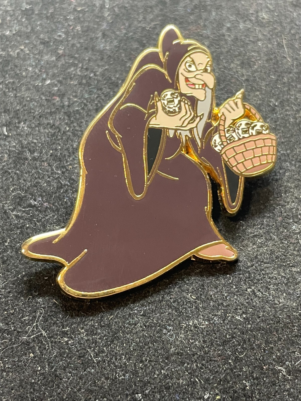Disney Pin - WDW Old Hag Mickey's Super Star Trading Team Basket 2003 23710 LE
