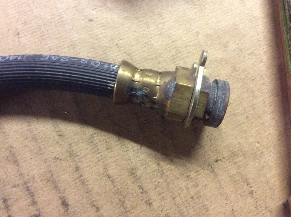 NUEVA MANGUERA DE FRENO DELANTERA DERECHA ARI HB-86027 - Se adapta a Chevrolet 83-91 y GMC 83-91 Foto 4 de 4