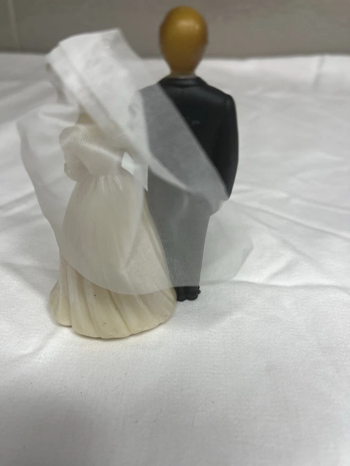 Topper de pastel de boda vintage Lt pareja pelo castaño ramillete blanco flores rojas Foto 3 de 4