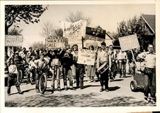 GA263 1953 Original Photo STUDENTS PROTEST STANDARD TIME & WANT DAYLIGHT SAVINGS