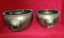 Antik/Vintage Paar Pflanzgefäße aus gehämmertem Messing mit Foo Hundegriffen