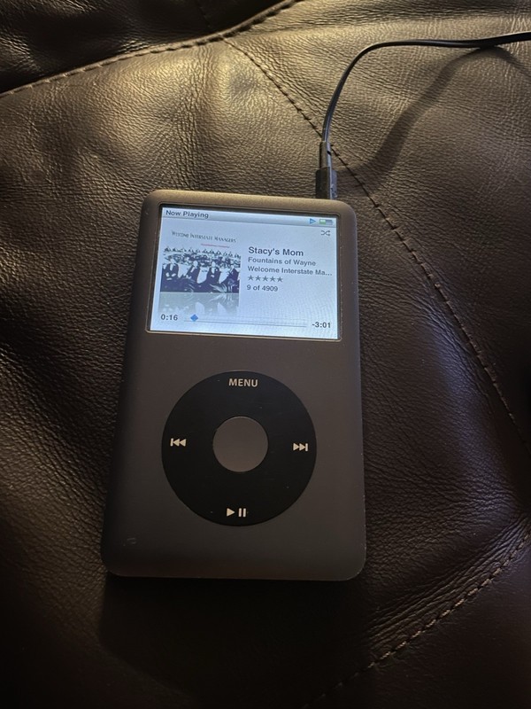 Apple iPod Classic 5th Generation Black MP3 Media Player w/ Headphone Jack