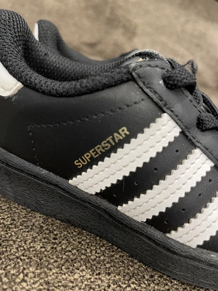 🔥Zapatos Tenis Adidas Superstar Niños 7K - Negro y Dorado Otholite Foto 3 de 4