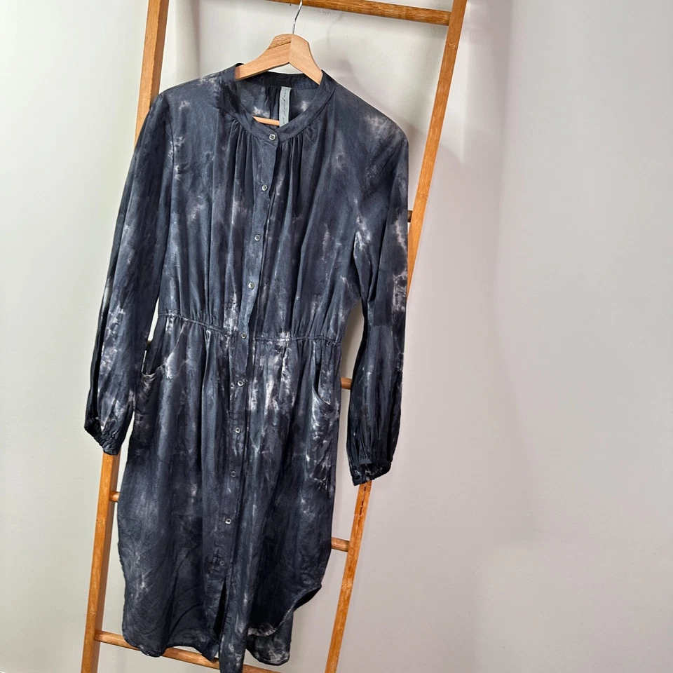 Vestido para mujer Raquel Allegra gris tie dye manga larga abotonada mezcla de algodón Foto 3 de 4