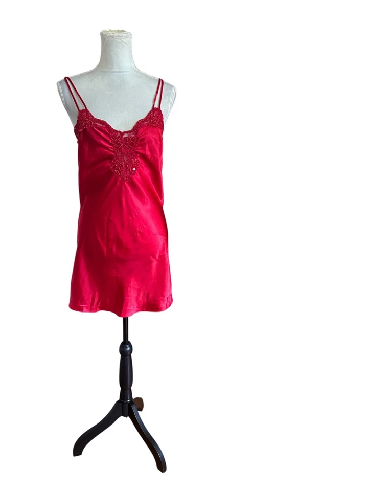 Sexy sexy romántico con cuentas de encaje rojo etiqueta dorada Victoria’s Secret LEER Foto 2 de 4